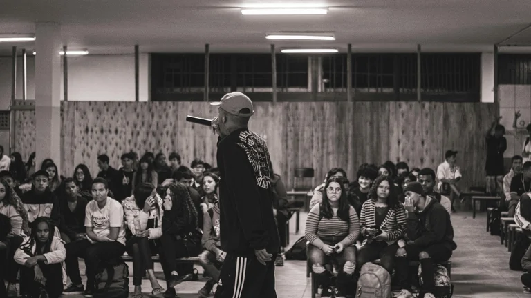 O Papel da Música na Formação da Identidade Jovem