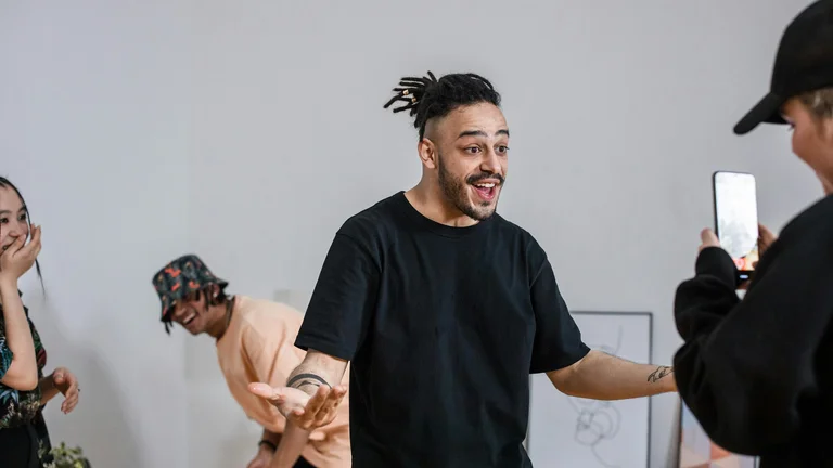 A Influência do YouTube e TikTok no Humor Atual